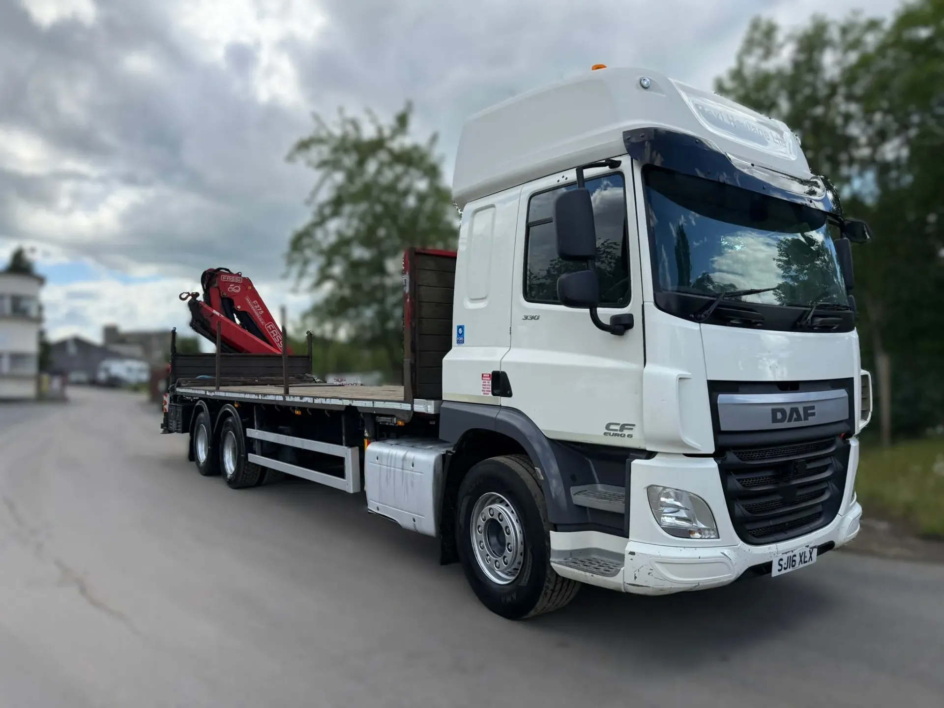 DAF CF 330 10-wheeler (with Fassi Crane) - RHD (XLX)